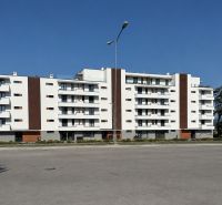 Das Wohnhaus in der Kubániho-Straße in Zvolen bietet neue 3-Zimmer-Wohnungen an.