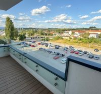 Der Balkon mit einem Boden in Holzoptik bietet einen Blick auf Zvolen, die Kubániho-Straße.
