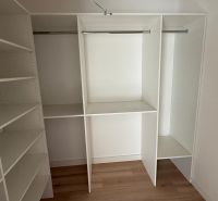 Einbauschrank in einer 3-Zimmer-Wohnung mit einem Boden in Holzoptik.
