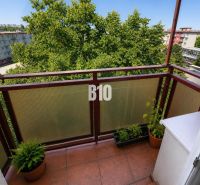 Balkon einer 2-Zimmer-Wohnung in Nitra mit Blick auf eine von Grün umgebene Siedlung.