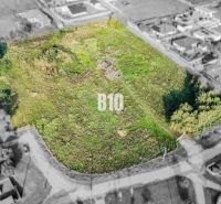 Grundstücke - Wohnen in Nitra mit Grasbewuchs, umgeben von Häusern.