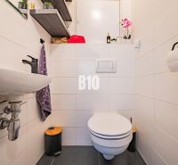 Badezimmer in einer 3-Zimmer-Wohnung, praktische Ablage, dezente Dekoration, sanitäre Einrichtungen.