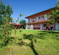 Ein Einfamilienhaus in Podhájska mit einem großen Garten und einem Pavillon zur Entspannung.