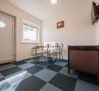 Essbereich im Einfamilienhaus mit geometrischem Boden und Kinderbett.