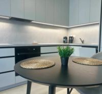 Küche in einer 2-Zimmer-Wohnung mit stilvollem Tisch und Dekorationen.
