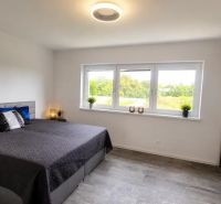 Schlafzimmer mit großem Bett und Aussicht, Einfamilienhaus in Trnava.