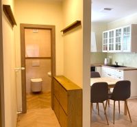 Innenraum einer 3-Zimmer-Wohnung mit Küche, Essbereich und Holzboden.