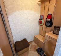 Eingangsbereich in einer 3-Zimmer-Wohnung mit Fliesenboden und einer Garderobenleiste aus Holz.
