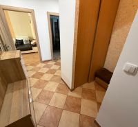 Der Flur in der 3-Zimmer-Wohnung mit Fliesen und einem Einbauschrank.