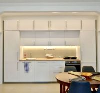 Küche in einer 3-Zimmer-Wohnung mit weißer Küchenzeile und Esstisch.
