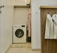 Waschmaschine mit Stauraum im Badezimmer einer 3-Zimmer-Wohnung.