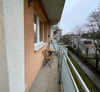 Balkon in einer 3-Zimmer-Wohnung mit Blick auf die Straße in Bratislava, Teplická.