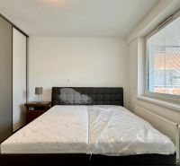 Schlafzimmer in einer 3-Zimmer-Wohnung mit Bett, Einbauschrank und Nachttisch.