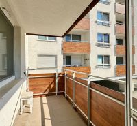 Balkon in einer 3-Zimmer-Wohnung mit Blick auf das Nachbarwohnhaus.