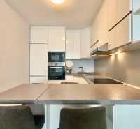 Küche in einer 3-Zimmer-Wohnung mit Eckküche, Kochfeld und eingebauten Geräten.