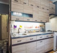Küche in einer 2-Zimmer-Wohnung mit Holzboden und praktischer Küchenzeile.