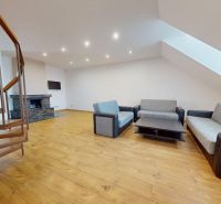 Treppe im Wohnzimmer mit Sitzgarnitur und Kamin in einer 4-Zimmer-Wohnung.