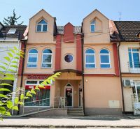 Bunte Gebäude mit Geschäften in der Jaroslawska-Straße in Michalovce, geeignet für eine 4-Zimmer-Wohnung.