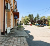 Jaroslawská Straße in Michalovce mit geparkten Autos und einem Gebäude zum Verkauf.