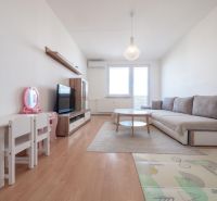 Wohnzimmer in einer 2-Zimmer-Wohnung mit Holzboden, Kindertisch und Sofa.
