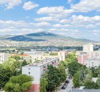Blick auf Nitra mit Panorama und 2-Zimmer-Wohnungen im Vordergrund.
