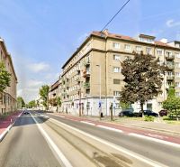 Vajanského nábrežie Straße in Bratislava - Altstadt mit älteren Wohnhäusern.