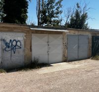 Garagen auf der Vyhnianska-Straße in Bratislava - Nové Mesto mit Graffiti an den Türen.