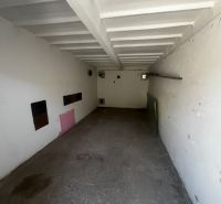 Leere Betongarage mit weißen Wänden und Decke in Bratislava - Nové Mesto auf der Vyhnianska-Straße.