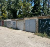 Reihen-Garagen in der Vyhnianska-Straße in Bratislava - Nové Mesto, einige mit Graffiti.