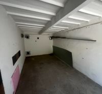 Innenraum einer Garage mit Betonboden und weißen Wänden, Garagen Bratislava - Nové Mesto.