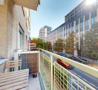 Ein Balkon mit Blick auf die Mýtná-Straße in Bratislava, umgeben von Grün und moderner Architektur.