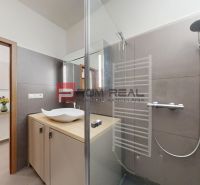 Badezimmer mit Dusche und Waschbecken in einer 3-Zimmer-Wohnung, im minimalistischen Design.