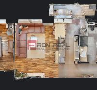 Grundriss einer 3-Zimmer-Wohnung mit Holzboden und Einrichtung.