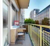 Balkon mit Sitzgelegenheit in einer 3-Zimmer-Wohnung, Blick auf die Mýtna-Straße, Bratislava - Altstadt.
