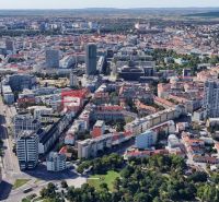 Luftaufnahme von Bratislava - Altstadt mit Hochhäusern und historischen Gebäuden.