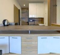 Küche in der Ferienwohnung mit Holzboden und Holztisch.