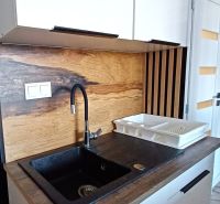 Spüle in einer Ferienwohnung mit Holzboden und Arbeitsplatte.