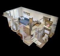 Innendesign einer Ferienwohnung mit Holzboden und kompakter Anordnung.