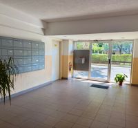 Eingangshalle des Gebäudes mit Briefkästen und Glastüren, 2-Zimmer-Wohnung.