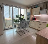 Küche in einer 4-Zimmer-Wohnung mit Esstisch und Zugang zum Balkon.