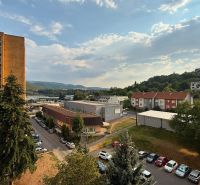 Blick aus einer 4-Zimmer-Wohnung in Nová Baňa mit Aussicht auf die umliegende Natur.