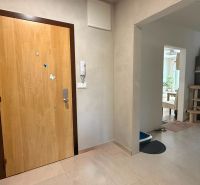 Eingangshalle in einer 4-Zimmer-Wohnung mit Holzboden, offener Zugang zum Zimmer.