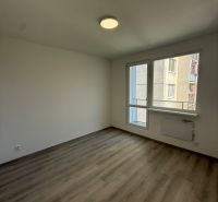 Ein leerer Raum mit Holzboden und weißen Wänden in einer 3-Zimmer-Wohnung.