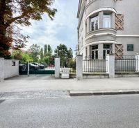 Das Gebäude auf den Palisaden in Bratislava - Altstadt mit Ziermauerwerk und Bäumen herum.