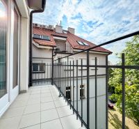 Balkon mit eisernem Geländer und Gebäuden, Bratislava - Altstadt, Palisády, 3-Zimmer-Wohnung.