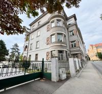 Palisády, Bratislava - Staré Mesto: Wohngebäude mit verzierter Fassade und Eingangstor.