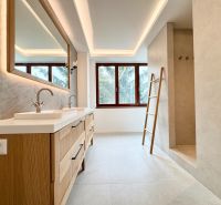 Badezimmer in einer 3-Zimmer-Wohnung mit Doppelwaschbecken und großem Fenster.