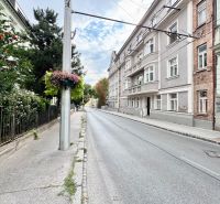 Palisaden in der Altstadt von Bratislava mit historischen Gebäuden und Blumenschmuck an der Säule.