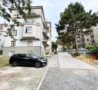 Ein Wohnhaus an der Straße Palisády in Bratislava - Altstadt, umgeben von Grün und Autos.