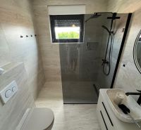 Badezimmer in einer 3-Zimmer-Wohnung mit großer Dusche und hängendem WC.